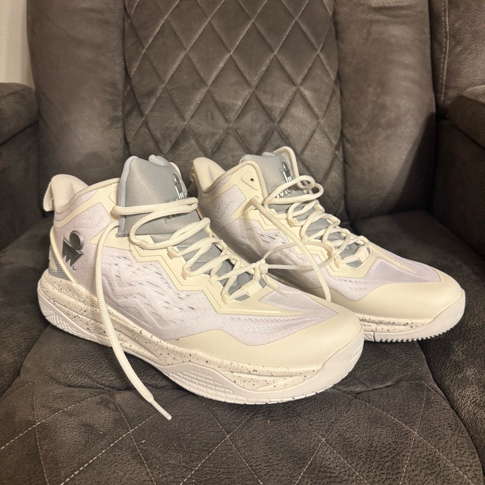 Moolah  Neovolt Pro v2 WH1 Basketball Mid Shoes White Women's Size 11 - NEW